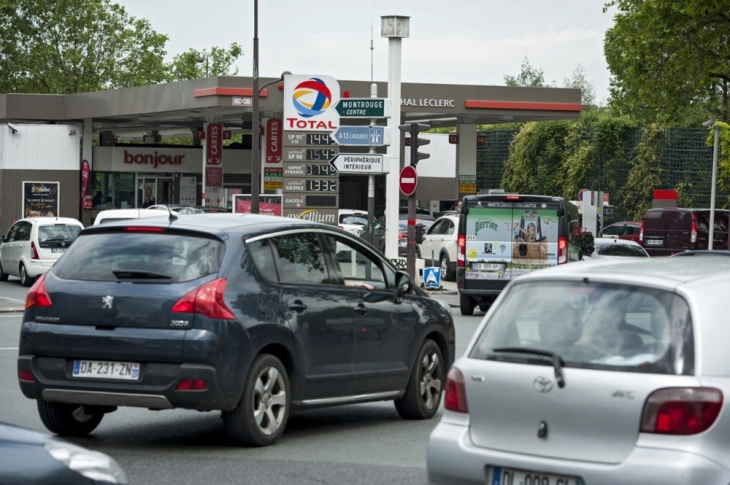 Речиси една петтина од француските бензински пумпи останаа без гориво