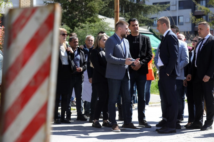 Премиерот Мицкоски и градоначалникот Митески извршија увид во градежните работи во општина Аеродром 