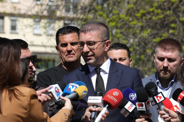 Kushtetuta dhe ligjet duhet të respektohen, thotë Mickoski për kërkesat për dhënien e provimit të jurisprudencës në gjuhën shqipe