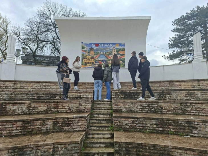 Младите исцртаа мурал за соживот во летниот амфитеатар во Гостивар