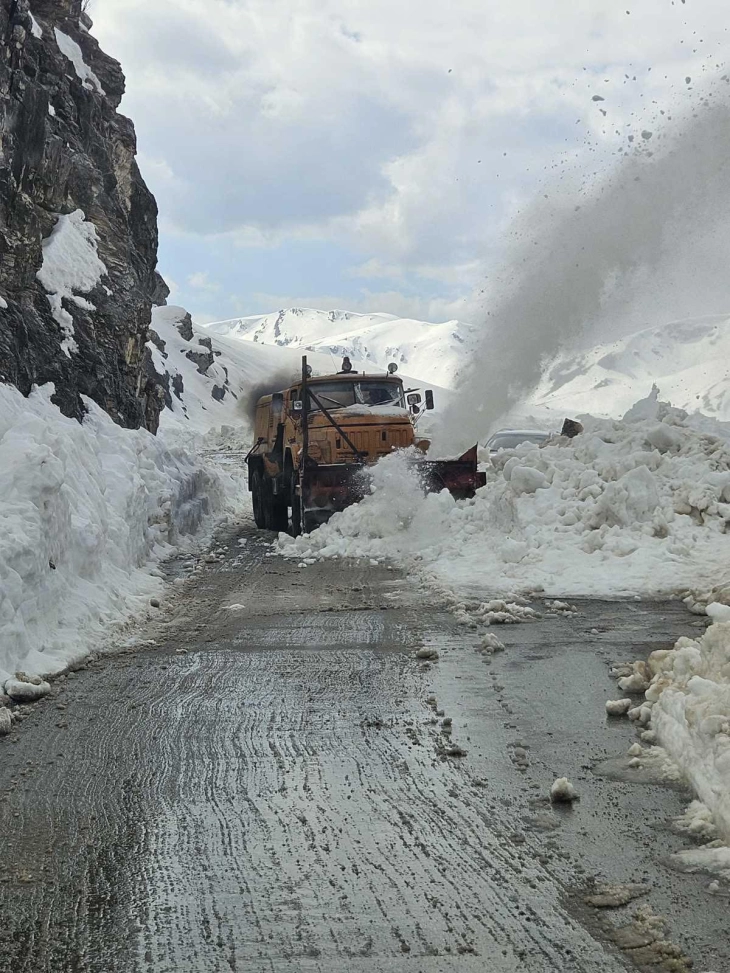 Пробиен е патот од Маврово до Галичник, се вози во снежни услови