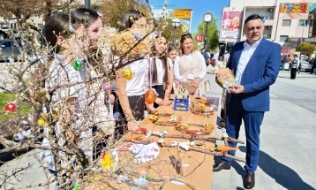 Велигденски базар во Кавадарци, се продаваа ракотворби од ученици, парите во хуманитарни цели  