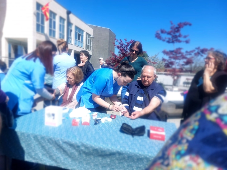 Екипа од велешката болница на граѓаните им проверуваа шеќер во крвта и им мереа крвен притисок