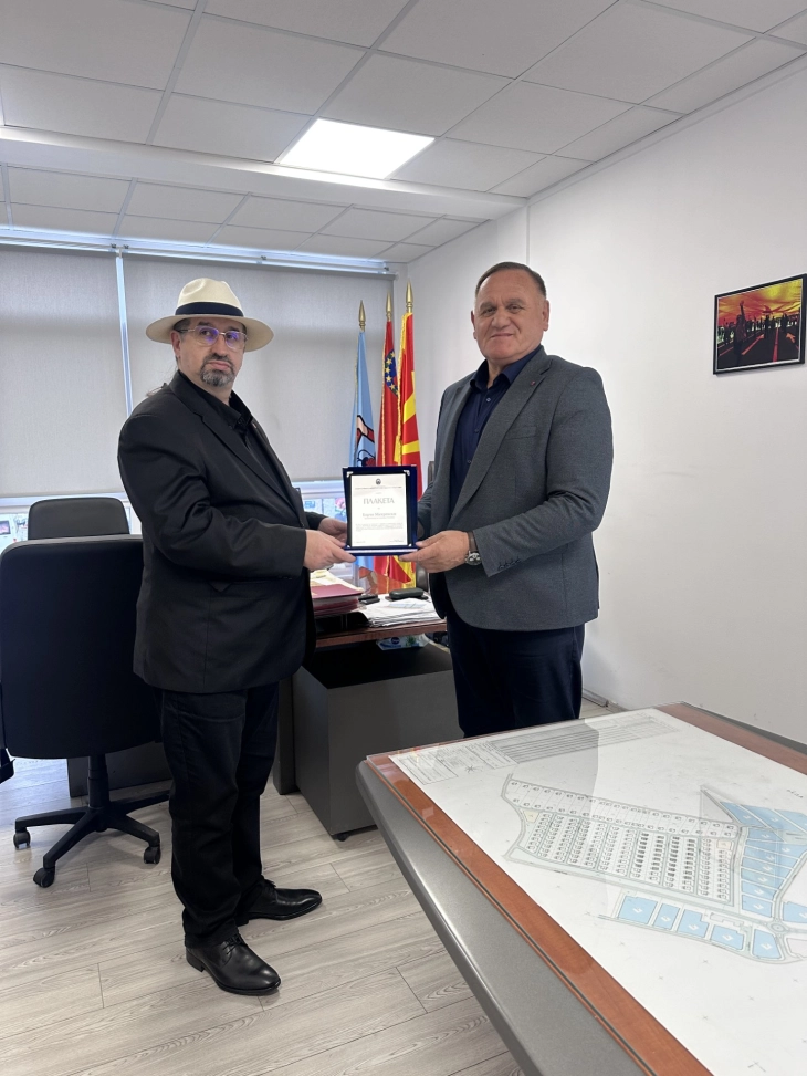 Пејковски му врачи плакета  на градоначалникот Борче Митревски за афирмација на македонската култура во странство