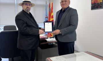 Пејковски му врачи плакета  на градоначалникот Борче Митревски за афирмација на македонската култура во странство