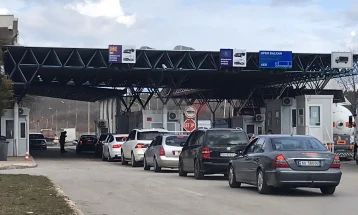 Rritet frekuenca  në Qafë Thanë, shqiptarët nga fqinjësia për karburant dhe ushqim në shtet