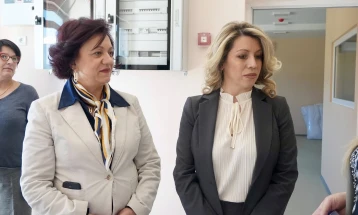 Сопругата на премиерот, Рози Мицкоска, подари играчки за дечињата во новата градинка во Потстаница во Кисела Вода