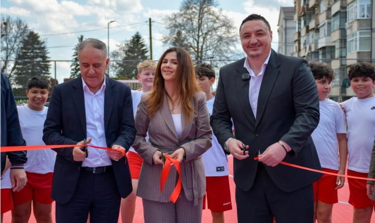 Министерот Ристовски и градоначалникот Ќура го пуштија во употребареконструираното мултифункционално спортско игралиште во ООУ „Браќа Миладиновци“ во Струга