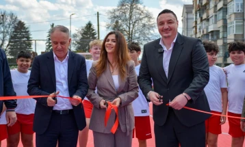 Министерот Ристовски и градоначалникот Ќура го пуштија во употребареконструираното мултифункционално спортско игралиште во ООУ „Браќа Миладиновци“ во Струга