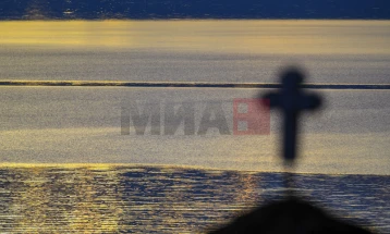 Mot me diell me vranësira të vogla deri në mesatare