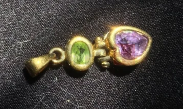 Жена го пронашла изгубениот златен приврзок по 10 години