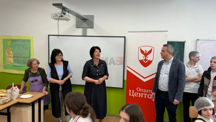 Пензионерките од Центар ги учат учениците на велигденските обичаи и семејните вредности