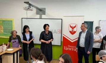 Пензионерките од Центар ги учат учениците на велигденските обичаи и семејните вредности