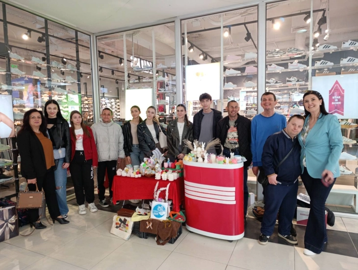 Корисниците на „Порака наша“ преку празничен базар ја покажаа својата креативност