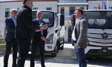 Хоџа: Нова опрема за отпад во Струга и засилени инвестиции во инфраструктурата