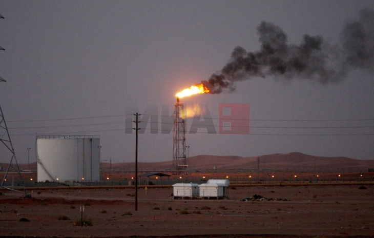 Sulmet ndaj objekteve energjetike në Arabinë Saudite kanë ulur kapacitetin e prodhimit të naftës me rreth 600.000 fuçi në ditë