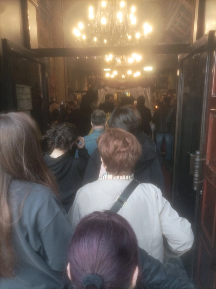 (Фото галерија) Река народ во црквата Св. Јован Крстител во Капиштец, Скопје