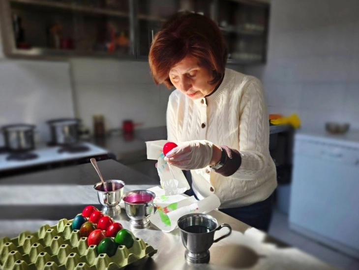 Siljanovska - Davkova: Akti i ngjyrosjes së vezëve nuk është vetëm një zakon, por edhe një moment afërsie familjare dhe përgatitje shpirtërore për festën më të madhe krishtere