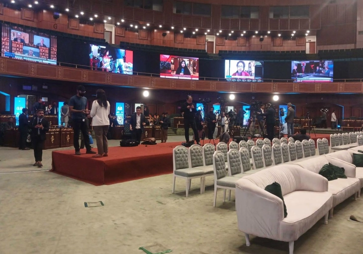 Џеј Ди Венс и Галибаф седнаа на иста маса заради запирање на четириесетдневниот конфликт