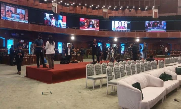 Џеј Ди Венс и Галибаф седнаа на иста маса заради запирање на четириесетдневниот конфликт