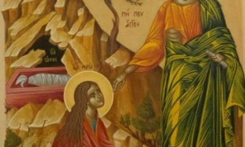 Тројца евангелисти сведочат дека воскреснатиот Исус прво им се јавил на Марија Магдалена и жените кои дошле на празниот гроб, а не на Петар и апостолите