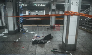 Полицијата во Њујорк застрела маж кој со мачета нападна патници во метрото