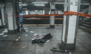 Policia në Nju Jork qëlloi për vdekje një burrë i cili me hanxhar sulmoi udhëtarë në metro