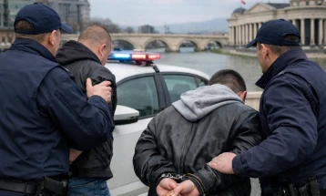 МВР: Лишени од слобода двајца крадци, на мостот „Гоце Делчев“ во Скопје одзеле личен накит од скопјанка