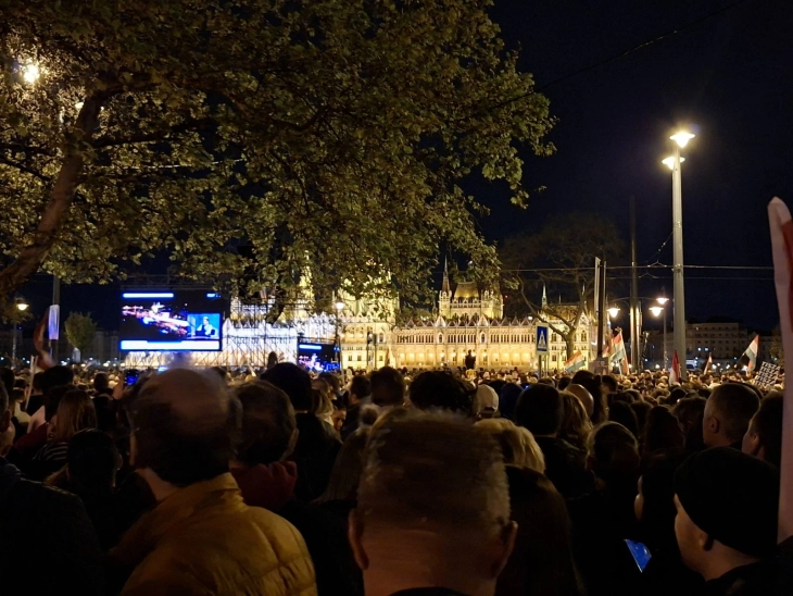 Избори во Унгарија, МИА во Будимпешта: Поддржувачите на Маѓар почнаа да се собираат спроти парламентот