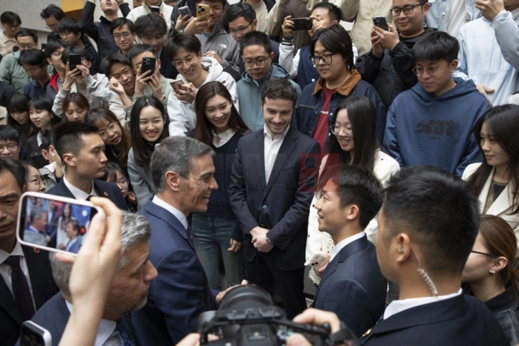 Санчез во Пекинг: Кина мора да игра поголема улога во запирањето на војната во Иран