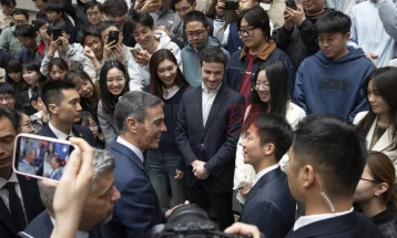 Санчез во Пекинг: Кина мора да игра поголема улога во запирањето на војната во Иран