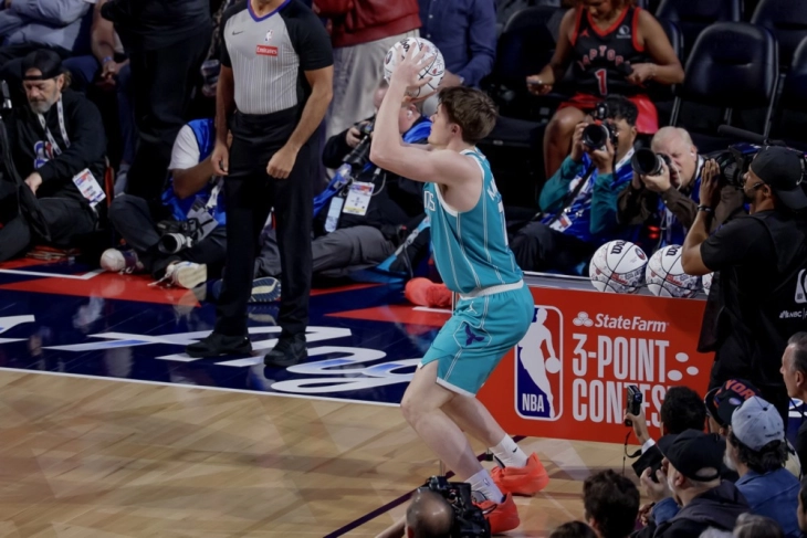 Книпел прв дебитант во историјата на НБА кој ја заврши сезоната како лидер во лигата по тројки