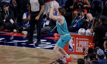 Книпел прв дебитант во историјата на НБА кој ја заврши сезоната како лидер во лигата по тројки