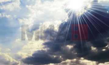 Mot i ndryshueshëm me vranësira me periudha me diell, pasdite dhe gjatë natës reshje lokale shiu dhe erëra të forta