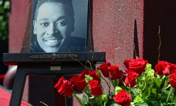 Фил Колинс, Лутер Вандрос, „Оејзис“, Шаде и „Ву-Танг клан“ влегоа во „Рокенрол-Куќата на славните“