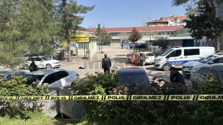 Të paktën 16 persona janë plagosur gjatë të shtënave në një shkollë në Turqi, sulmuesi vetëvritet