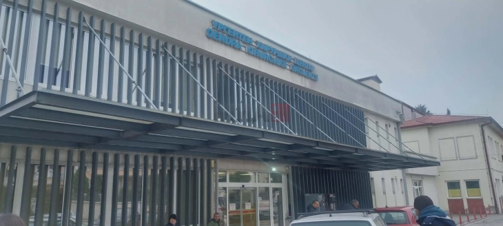 Три лица вдишале чад, откако бил опожарен автомобил во подземна гаража