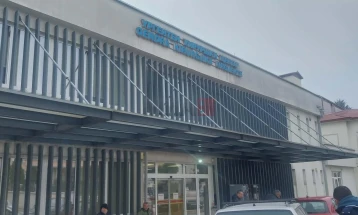 Три лица вдишале чад, откако бил опожарен автомобил во подземна гаража