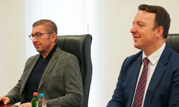 Премиерот Мицкоски на промоција на нов возен парк на Македонска пошта во Скопје