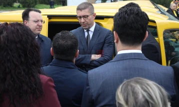 Mickoski: Furnizimet e automjeteve të reja për Postat e Maqedonisë janë pjesë e strategjisë më të gjerë, t'i rinovojmë institucionet, t'i modernizojmë shërbimet publike