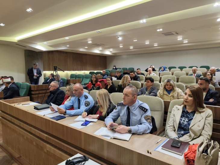 Gostivar: Dhuna familjare dhe qentë endacakë, temë e Këshillit lokal për parandalim