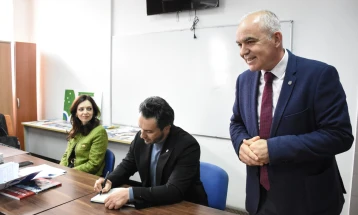 Në UT u prezantuan programet e bursave dhe shkëmbimeve arsimore nga Ambasada e SHBA-së në Shkup