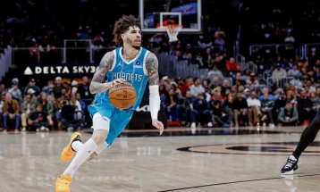 НБА го казни Бол со 35 илјади долари за контактот со Адебајо