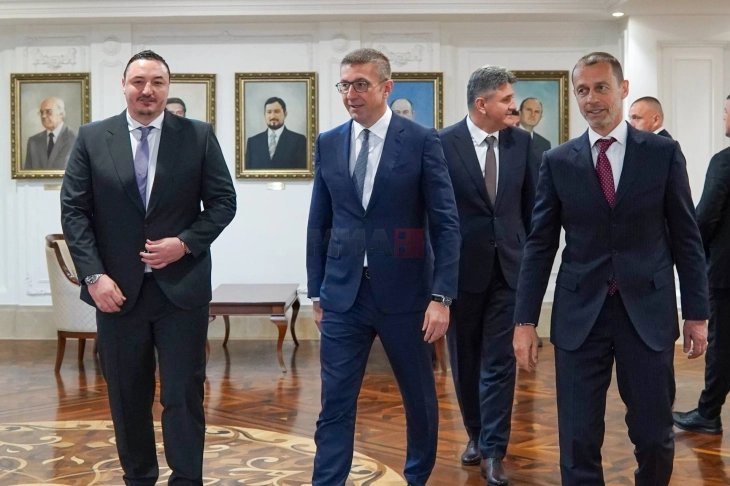 Ristovski dhe Mickoski takohen me Çeferin: Fokus në zhvillimin e futbollit në Maqedoni