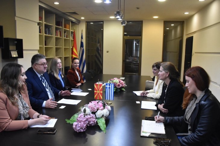 Средба на министерот Минчев со амбасадорката на Грција Филипиду, фокус на јакнење на капацитетите за стручно усовршување