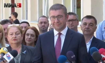 Kryeministri Mickoski në vendosjen e gurthemelit për zgjerimin e një shkolle në Gjorçe Petrov