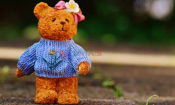 Од обична ткаенина до симбол на детството: Како мечето стана омилена играчка за многу деца?