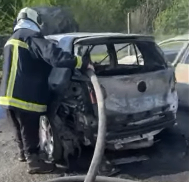 Опожарени пет возила под скопското Кале покрај Вардар