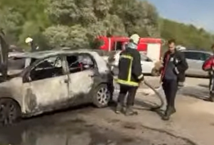 МВР: Едно лице е повредено во пожар на автомобили и сува трева на скопското Кале (видео)