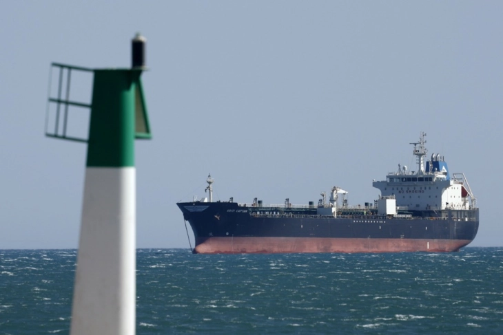 UKMTO: Anije ushtarake iraniane hapën zjarr ndaj një tankeri jo larg brigjeve të Omanit